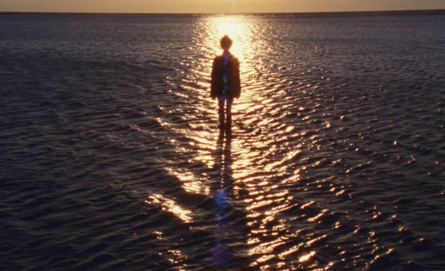 Video Reference: Water, Sky, Cloud, People in nature, Flash photography, Afterglow, Happy, Sunset, Body of water, Sunlight