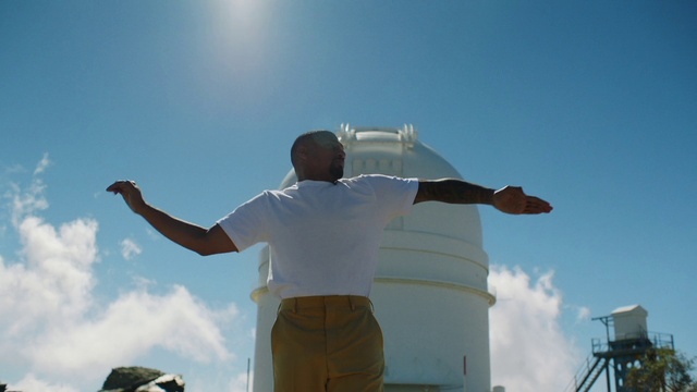 Video Reference: Sky, Cloud, Daytime, World, Light, People in nature, Happy, Standing, Gesture, Sunlight