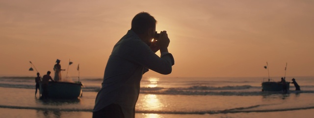 Video Reference: Sky, Water, Hand, Cloud, Flash photography, Gesture, Dusk, Body of water, Happy, Watercraft
