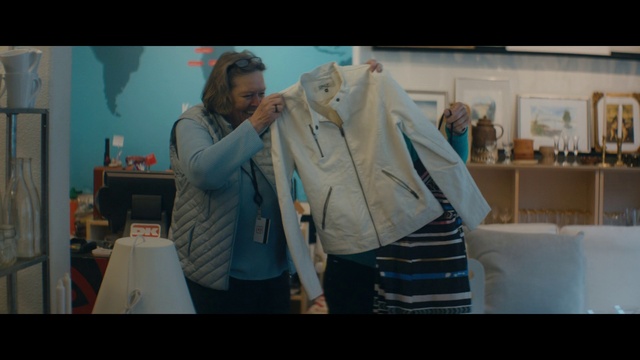 Video Reference: Gesture, Flash photography, Fun, Event, Fashion design, Leisure, T-shirt, Display device, Eyewear, Visual arts