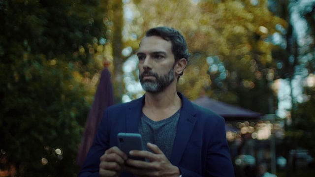 Video Reference: Beard, Leaf, Flash photography, Sunlight, Mobile phone, People in nature, Happy, Tree, Morning, Grass