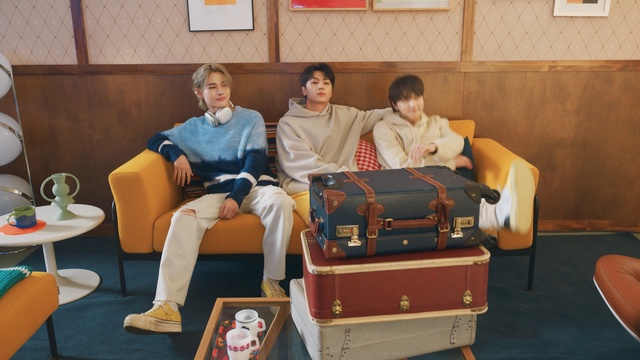 Video Reference: Furniture, Comfort, Leisure, Couch, Event, Fun, Sitting, Table, Conversation, Luggage and bags