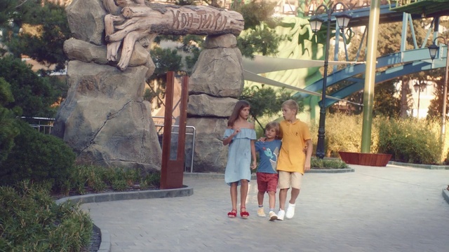 Video Reference: Plant, World, Botany, Temple, Shorts, Travel, Leisure, Recreation, Adaptation, People