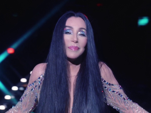 Video Reference: Lip, Smile, Hairstyle, Eyebrow, Eyelash, Purple, Flash photography, Entertainment, Violet, Music artist
