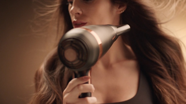 Video Reference: Hand, Arm, Eyebrow, Eyelash, Ear, Human, Human body, Flash photography, Audio equipment, Hearing