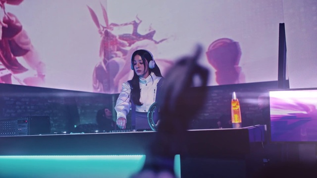 Video Reference: Purple, Plant, Violet, Performing arts, Pink, Entertainment, Music, Music artist, Artist, Musician