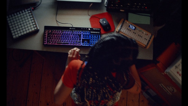 Video Reference: Computer keyboard, Input device, Peripheral, Computer, Personal computer, Desk, Gadget, Space bar, Office equipment, Fun