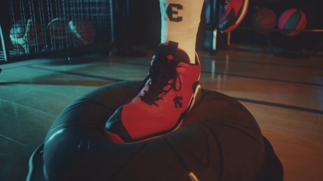 Video Reference: Sportswear, Thigh, Magenta, Human leg, Electric blue, Fun, Personal protective equipment, Event, Entertainment, Athletic shoe