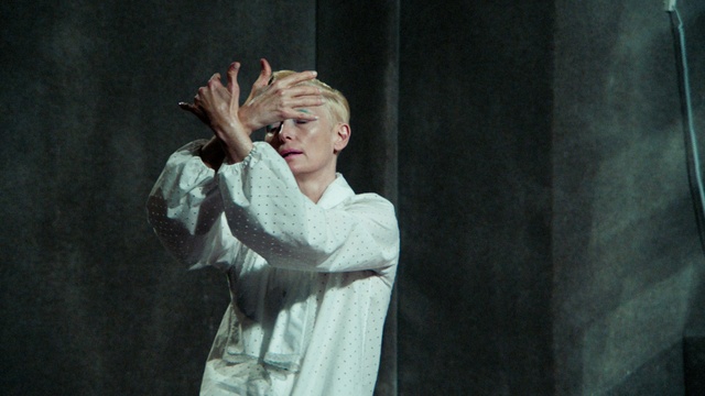 Video Reference: Hand, Flash photography, Gesture, Entertainment, Performing arts, Music, Event, Artist, Audio equipment, Sign language