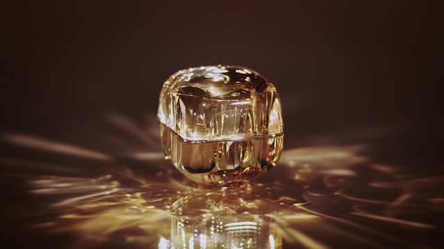 Video Reference: Water, Liquid, Amber, Body jewelry, Fluid, Drinkware, Automotive lighting, Jewellery, Drop, Glass