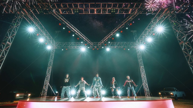 Video Reference: Photograph, Concert, Performing arts, Entertainment, Music, Musician, Music venue, Line, Crowd, Performance art