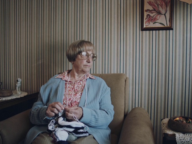 Video Reference: Glasses, Joint, Shoulder, Vision care, Comfort, Eyewear, Thigh, Picture frame, Knee, Event