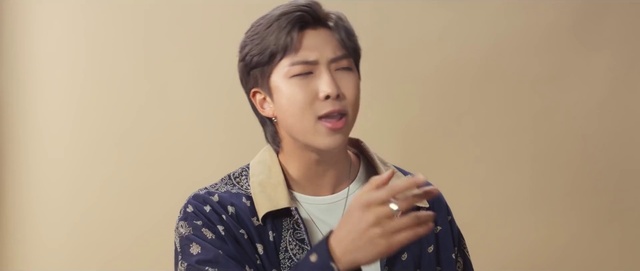 Video Reference: Forehead, Nose, Lip, Chin, Eyelash, Neck, Jaw, Sleeve, Gesture, Flash photography