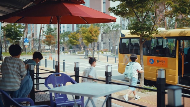 Video Reference: Bus, Table, Tree, Shade, Vehicle, Leisure, Outdoor furniture, Travel, Recreation, City