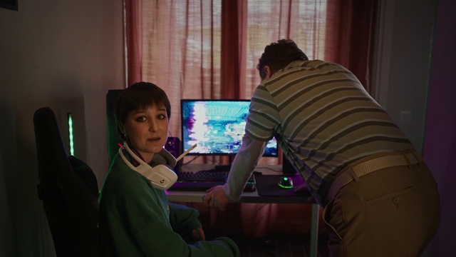 Video Reference: Computer, Personal computer, Window, Gadget, Curtain, Television set, Computer keyboard, Computer monitor, Audio equipment, Display device