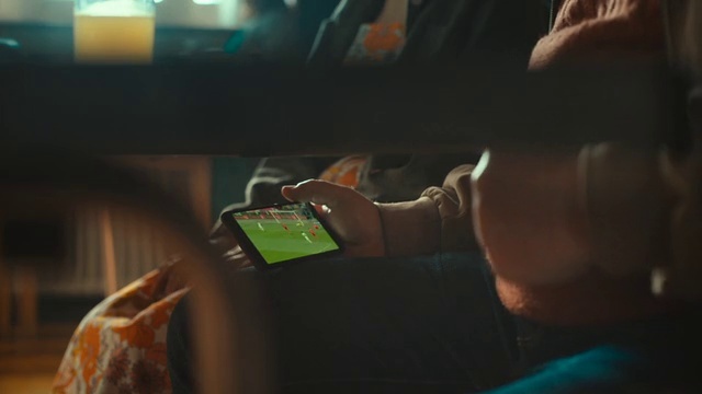 Video Reference: Gesture, Gadget, Audio equipment, Automotive lighting, Nail, Vehicle door, Darkness, Eyewear, Steering wheel, Automotive design