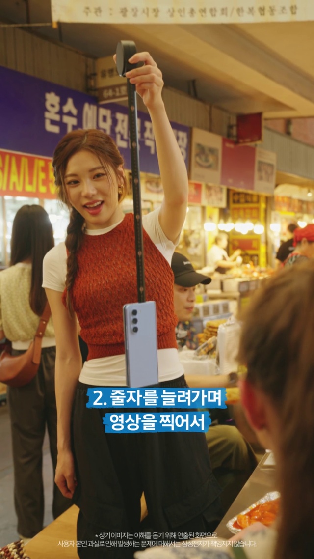 Video Reference: Smile, Gesture, T-shirt, Customer, Event, Recreation, Fun, Job, Retail, Service