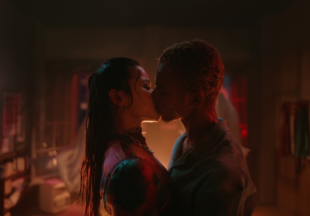 Video Reference: Kiss, Flash photography, Gesture, Entertainment, Event, Magenta, Performing arts, Romance, Fun, Suit