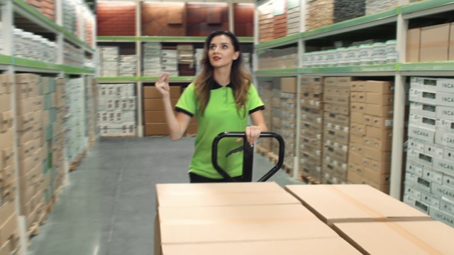 Video Reference: Sleeve, Wood, Waist, Flooring, Table, Engineering, Hardwood, Travel, Desk, T-shirt