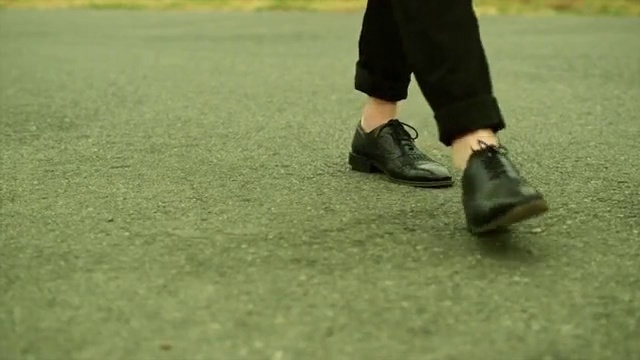 Video Reference: Footwear, Sneakers, Grass, Flooring, Road surface, Knee, Asphalt, Foot, Human leg, People in nature