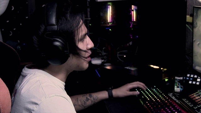 Video Reference: Flash photography, Entertainment, Audio equipment, Music, Deejay, Disc jockey, Hearing, Music artist, Electronic instrument, Fun