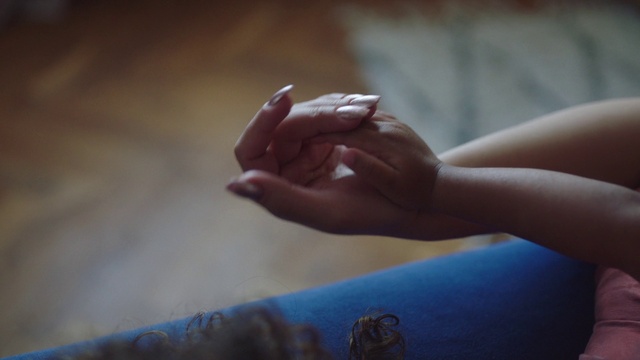 Video Reference: Hand, Gesture, Thumb, Finger, Nail, Wood, Wrist, Tints and shades, Human leg, Electric blue