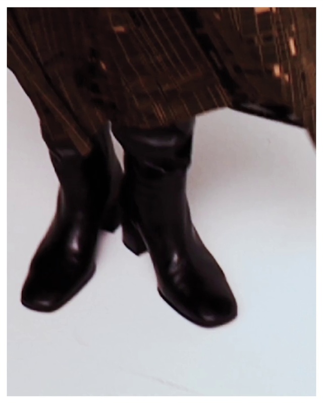 Video Reference: Footwear, Leg, Human body, Knee, Wood, Foot, Human leg, Hardwood, Event, High heels