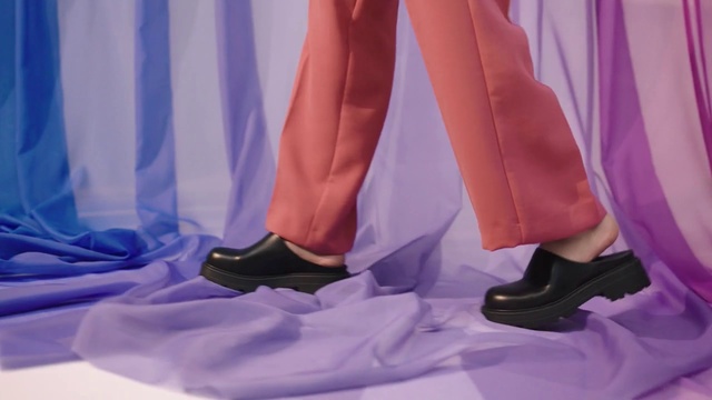 Video Reference: Footwear, Joint, Shoe, Leg, Purple, Fashion, Dress, Gesture, Knee, Pink
