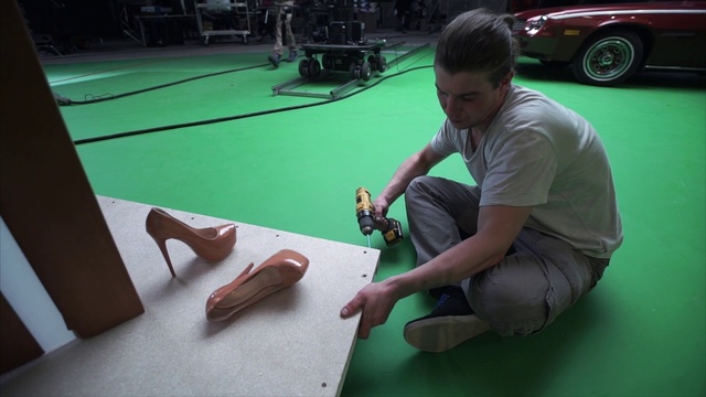 Video Reference: Joint, Jeans, Trousers, Shorts, Leg, Green, Tire, Flooring, Chair, Knee