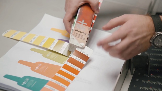 Video Reference: Gesture, Finger, Font, Material property, Nail, Thumb, Wrist, Gadget, Design, Audio equipment