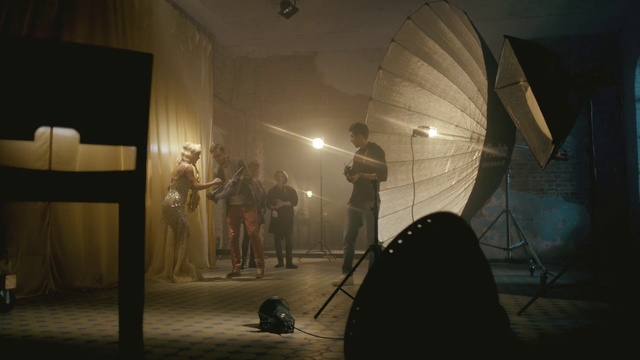 Video Reference: Human, Musician, Flash photography, Style, Entertainment, Performing arts, Art, Music, Event, Darkness