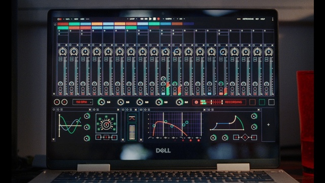 Video Reference: Light, Computer keyboard, Peripheral, Personal computer, Audio equipment, Input device, Computer, Display device, Computer hardware, Technology