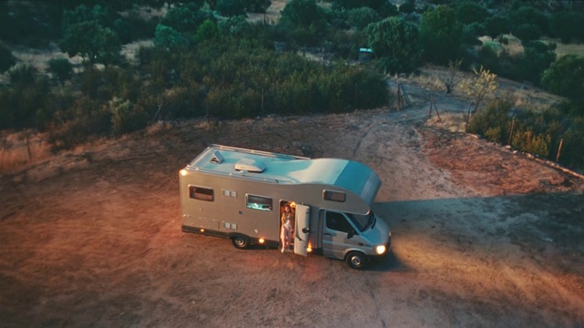 Video Reference: Wheel, Tire, Land vehicle, Plant, Vehicle, Automotive tire, Motor vehicle, Window, Automotive lighting, Tree