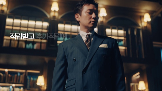 Video Reference: Dress shirt, Flash photography, Sleeve, Collar, Suit, Blazer, Formal wear, White-collar worker, Event, Fashion design