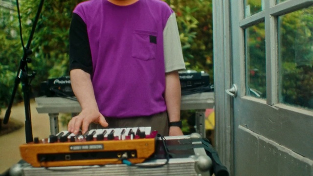 Video Reference: Musical instrument, Keyboard, Piano, Musical keyboard, Sleeve, Electronic instrument, Musical instrument accessory, Electronic keyboard, Electric piano, Musician