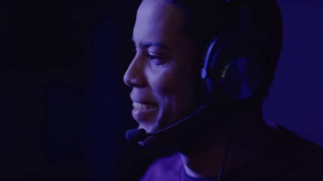 Video Reference: Chin, Hearing, Peripheral, Microphone, Ear, Purple, Flash photography, Audio equipment, Gadget, Music artist