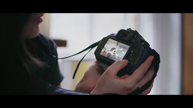 Video Reference: Flash photography, Communication Device, Gesture, Cameras & optics, Gadget, Digital camera, Audio equipment, Wrist, Display device, Reflex camera