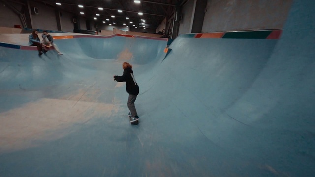 Video Reference: Sports equipment, Skatepark, Skateboarder, Skateboard, Helmet, Rolling, Skating, Winter sport, Skateboarding, Ice rink