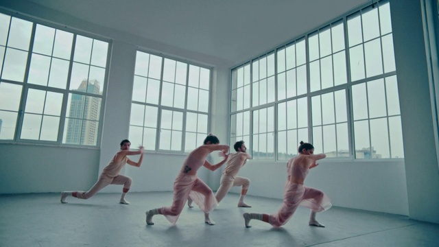 Video Reference: Shorts, Knee, Window, Flooring, Floor, Thigh, Performing arts, Player, Leisure, Choreography