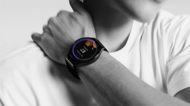 Video Reference: Hand, Arm, Flash photography, Human body, Sleeve, Cameras & optics, Gesture, Gadget, Grey, Audio equipment