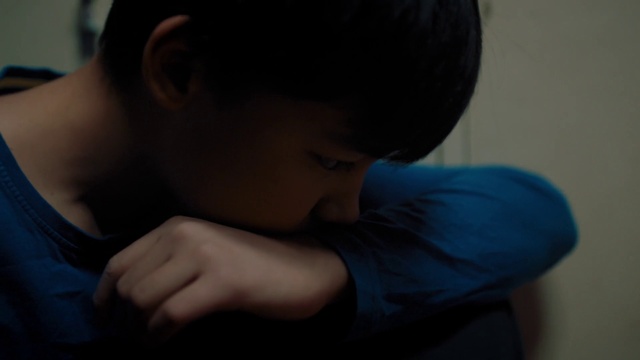 Video Reference: Forehead, Arm, Eye, Eyelash, Ear, Flash photography, Neck, Sleeve, Comfort, Gesture