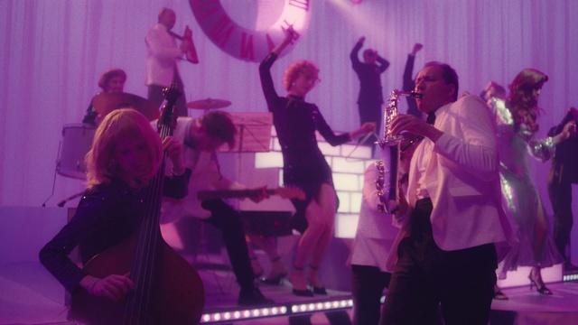 Video Reference: Musician, Plant, Purple, Music, Musical instrument, Entertainment, Lighting, Music artist, Performing arts, Concert
