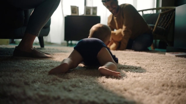 Video Reference: Joint, Leg, Comfort, Human body, Knee, Chair, Thigh, Flooring, Floor, Wood