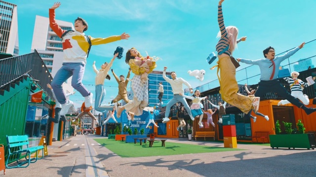 Video Reference: Sky, Smile, Green, Fun, Leisure, Entertainment, Happy, People, Recreation, Shorts