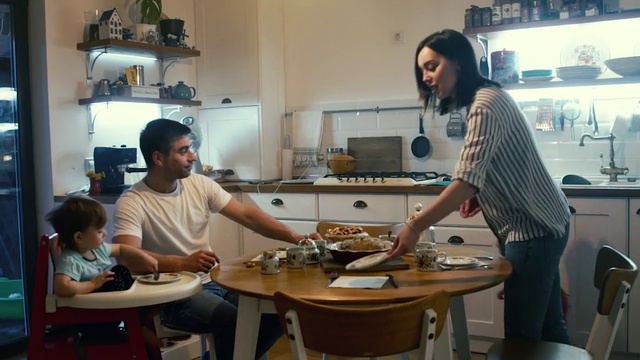 Video Reference: Table, Arm, Chair, Eyewear, Laptop, Cooking, Tableware, Engineering, Kitchen appliance, Kitchen