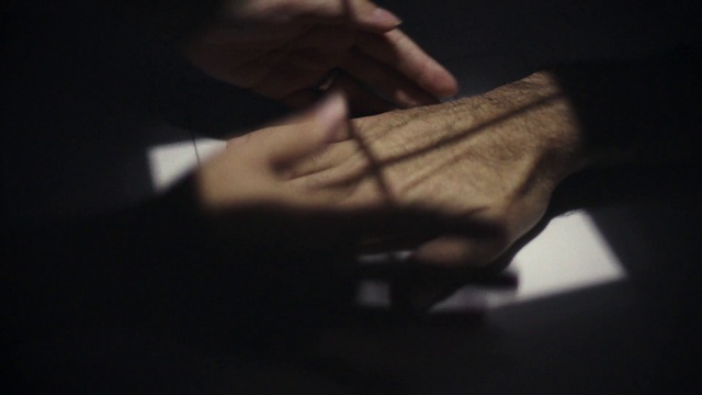 Video Reference: Hand, Human body, Jaw, Flash photography, Sleeve, Gesture, Comfort, Elbow, Thumb, Wrist