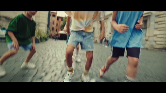 Video Reference: Shorts, Happy, Gesture, Flash photography, Entertainment, Leisure, T-shirt, Thigh, Human leg, Recreation