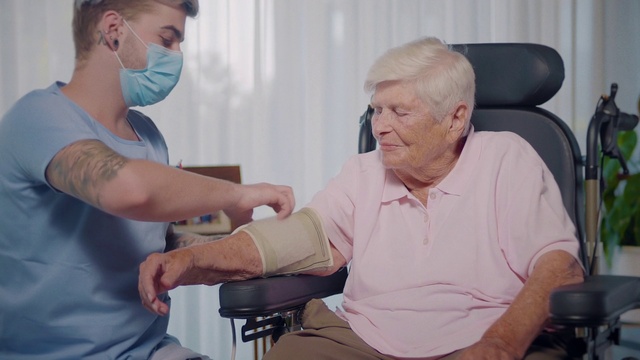 Video Reference: Joint, Skin, Hairstyle, Shoulder, Muscle, Organ, Human, Hearing, Neck, Comfort