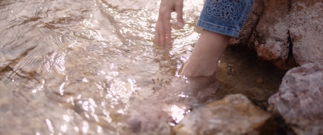 Video Reference: Water, Fluid, Shorts, Foot, Human leg, Barefoot, Bathing, Fun, Leisure, Thigh
