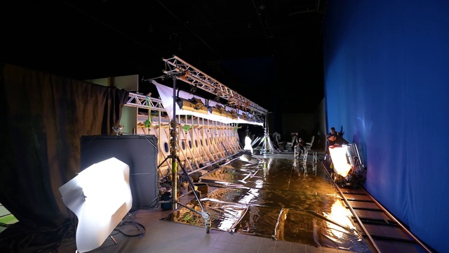 Video Reference: Electricity, Wood, Engineering, Space, Curtain, Metal, Event, Darkness, Flash photography, Entertainment